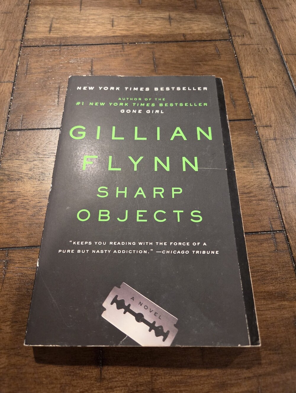 Gillian Flynn "Sharp Objects" Paperback